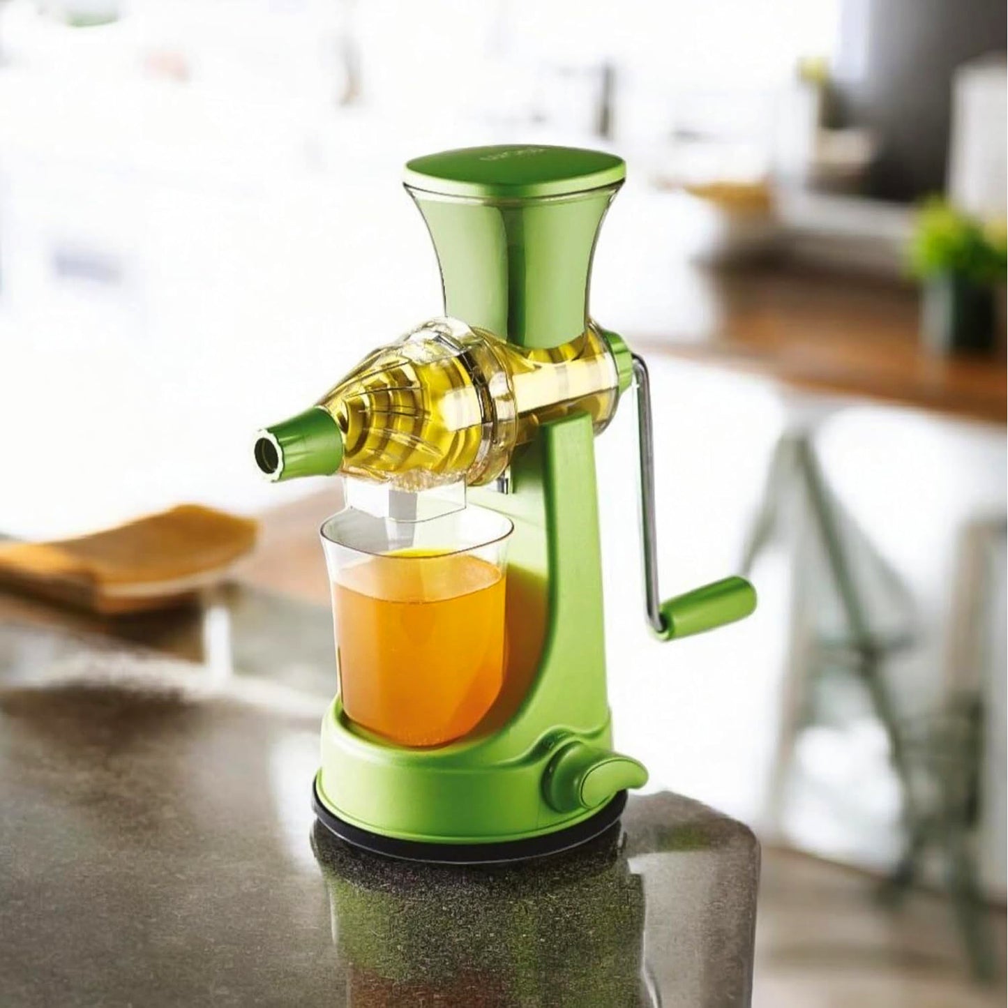 Wukusy Supermom manual multi-functional fruit and vegetable juicer for home use, with a compact design and easy operation.