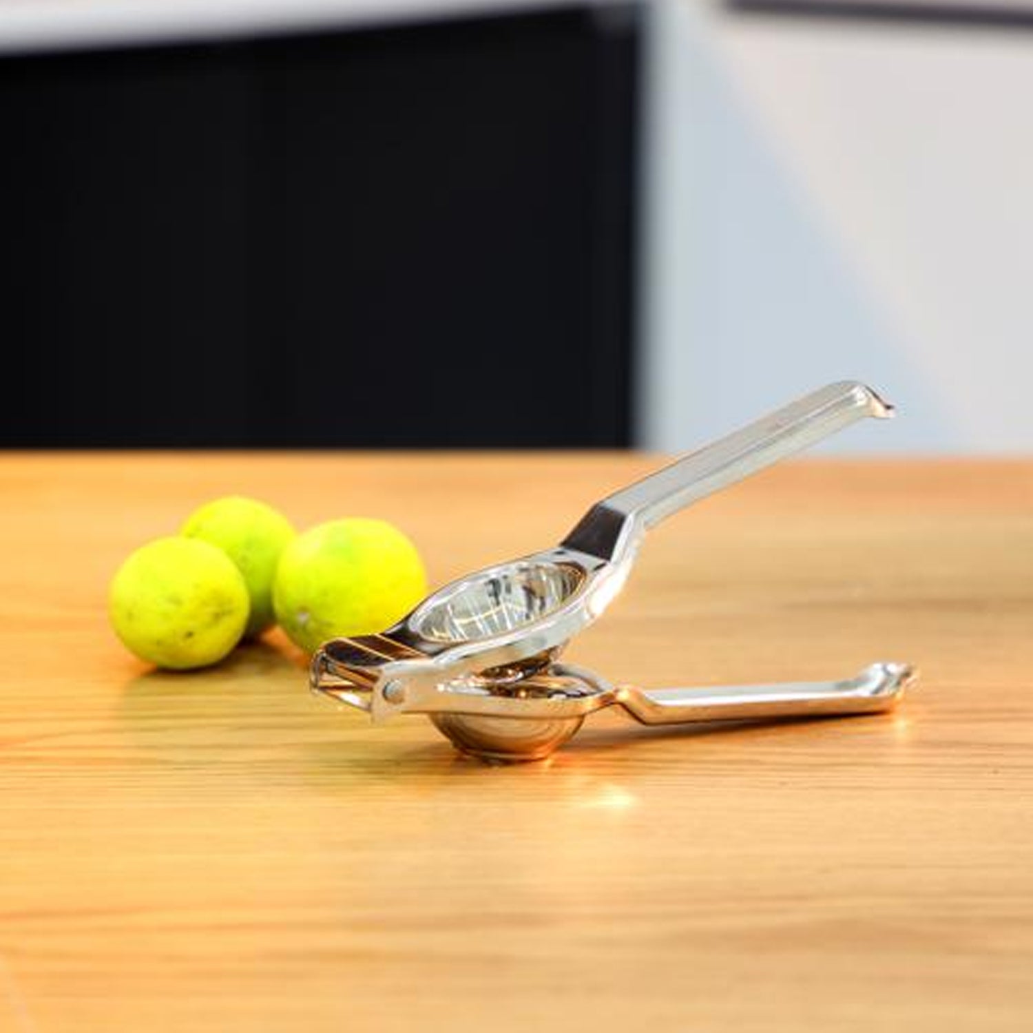 Wukusy stainless steel lemon squeezer kitchen tool with handles and ridged pressing surface for citrus juice extraction