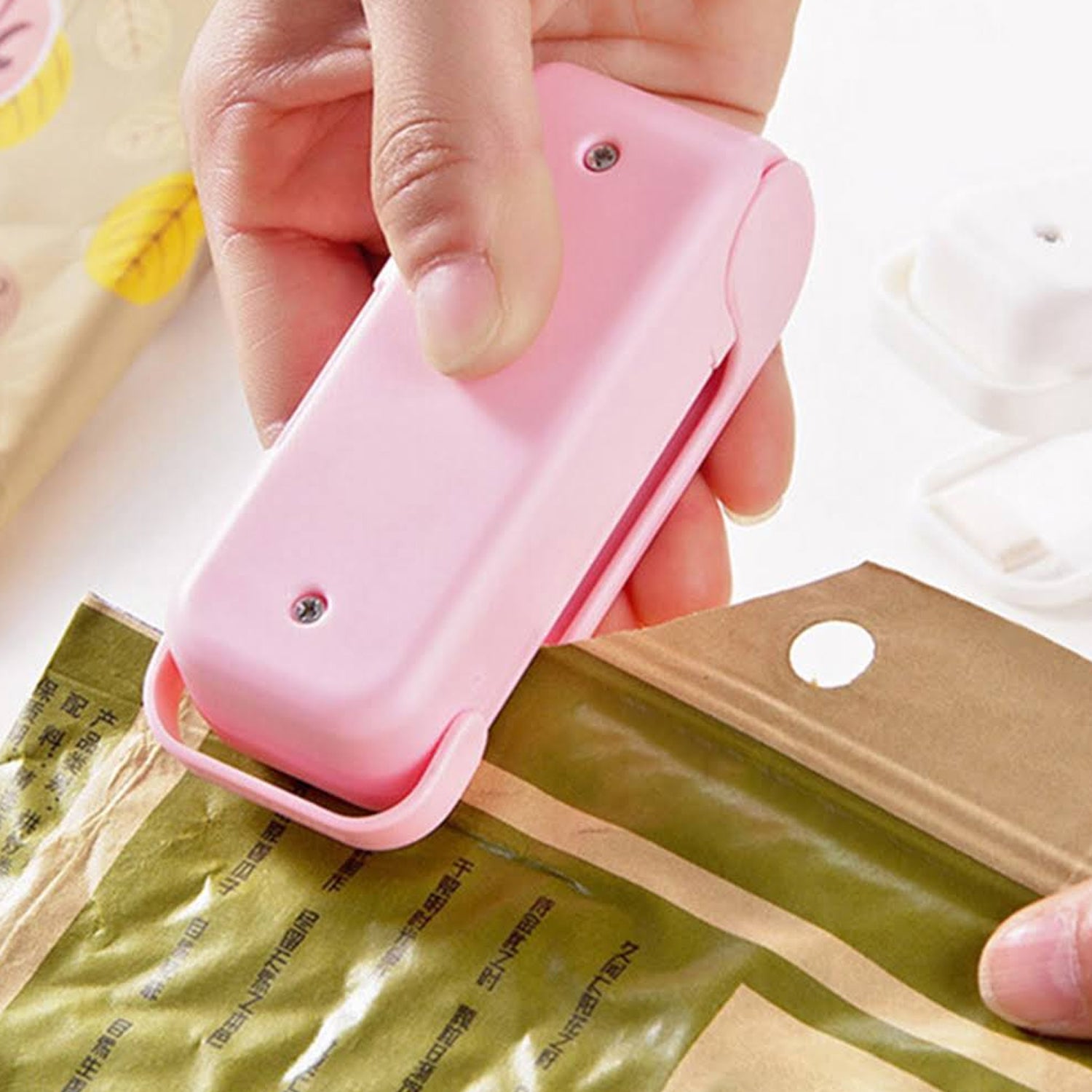 Wukusy 7675 mini plastic bag sealer, portable handheld sealing machine for sealing plastic bags, compact home improvement tool