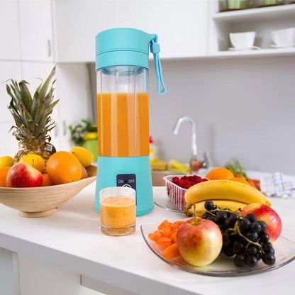 Wukusy 133 Portable USB Electric Juicer with 6 blades, compact design, ideal for making smoothies and protein shakes.