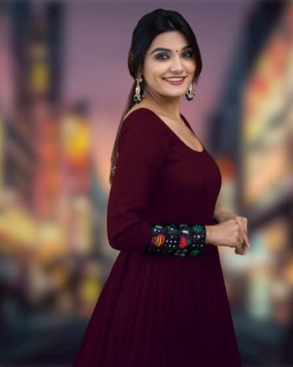 Women's rayon full sleeve solid pattern gown with full stitching, stylish and comfortable, by brand 19199.