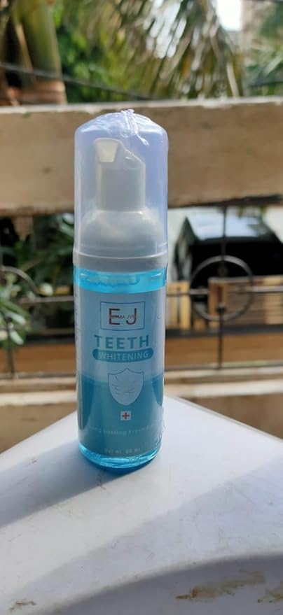 Foam toothpaste dispenser for stain removal and sensitive teeth, shown with the 15924 brand toothpaste in use.