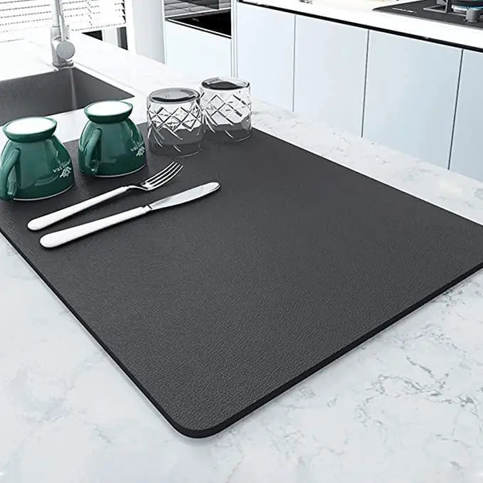 Set of two quick-drying kitchen mats in assorted colors, ideal for food prep and kitchen organization by 19378.