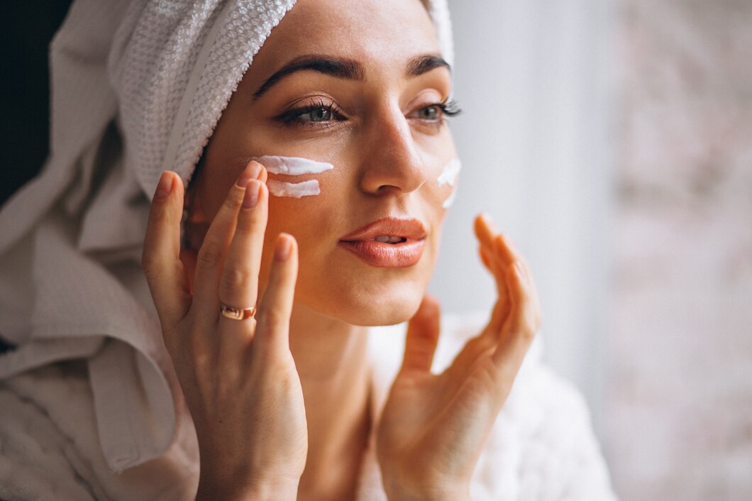Five packs of 20g Skin Sunlite Cream Fairness face moisturizer from the brand 6255, showcasing the product packaging.