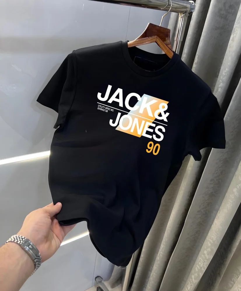 Mens 18537 T-shirt featuring a classic fit and crew neckline, shown in a casual style with a solid color.