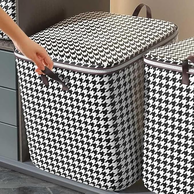 Clear window produce storage bag with foldable handle and strong zipper, ideal for bedding and blankets, by 18049.