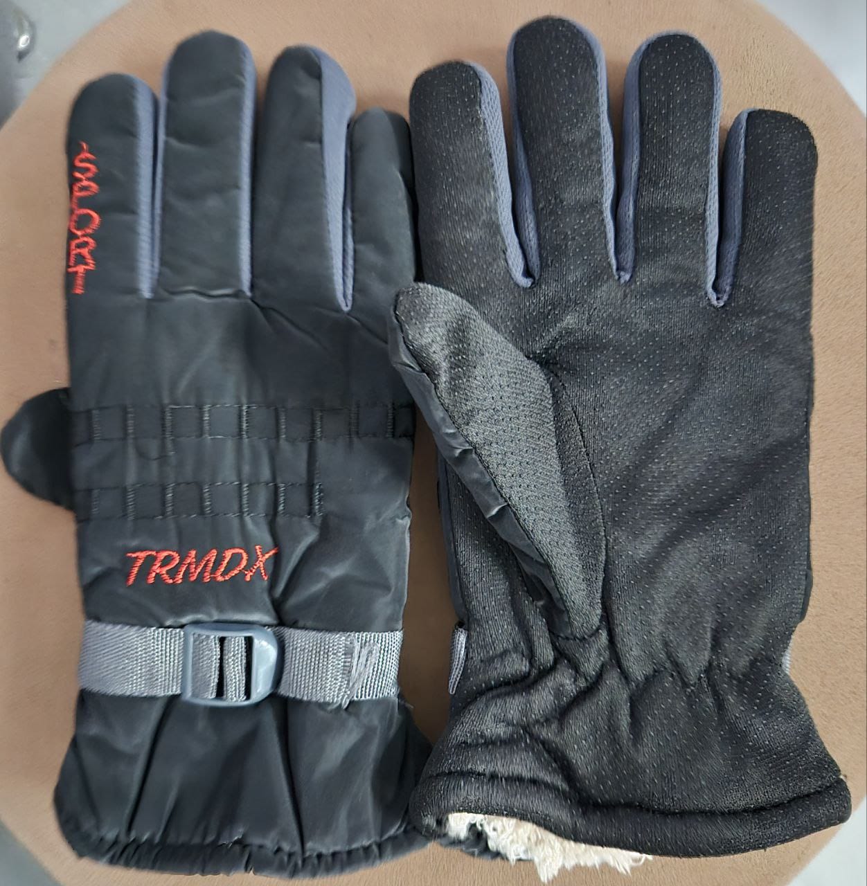 Gray men's winter gloves by 18052, casual hand gloves suitable for men and boys, designed for warmth and everyday use.
