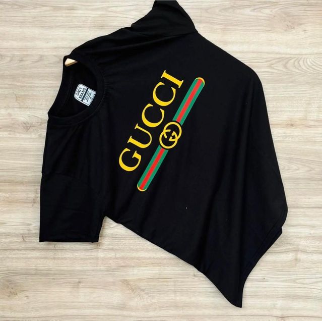 Mens 18537 T-shirt with short sleeves and crew neck, made of soft cotton fabric, in a classic fit and solid color.