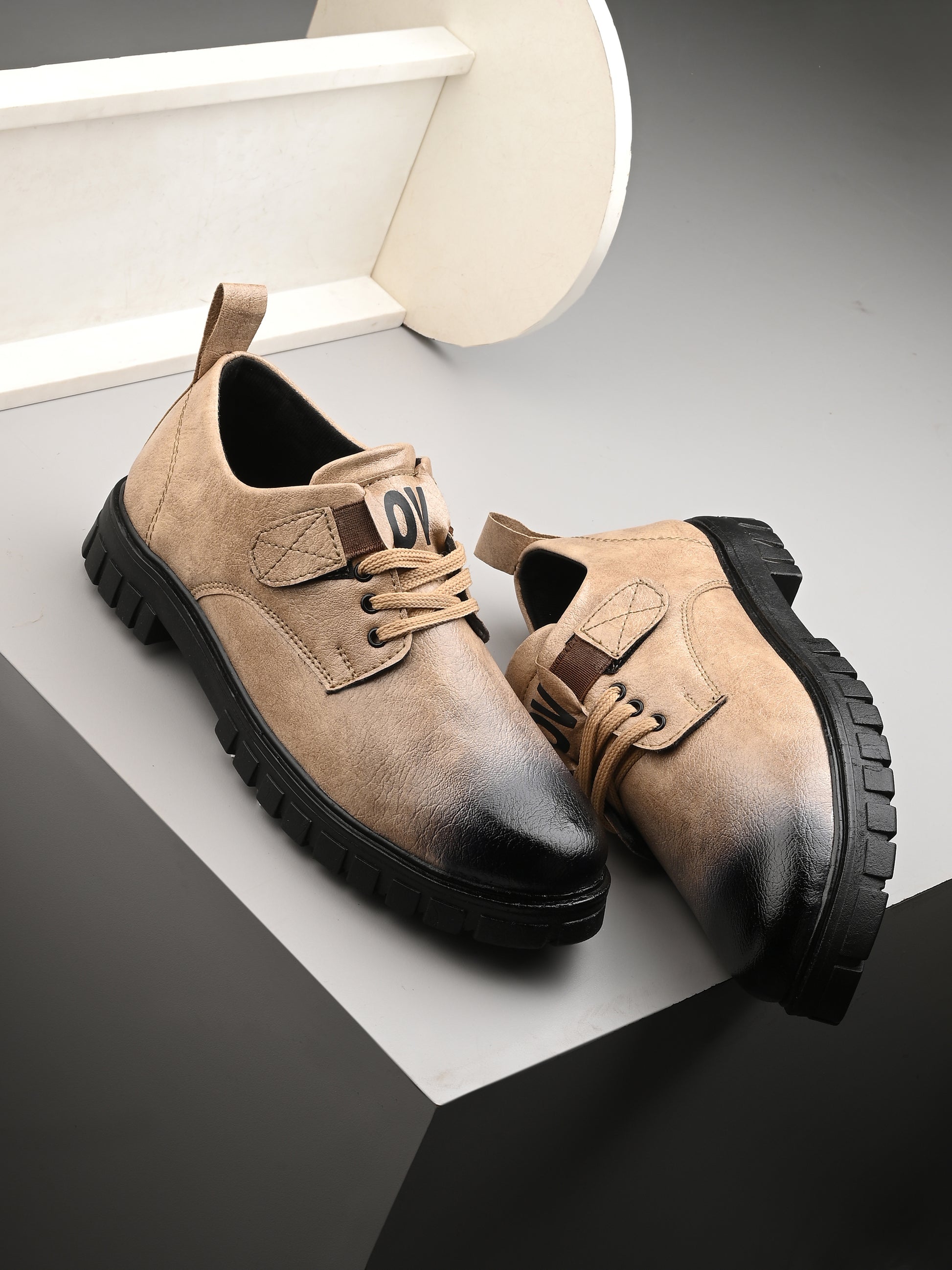 Beige men's casual shoes from brand 18894 with a comfortable slip-on design and textured sole, suitable for everyday wear.