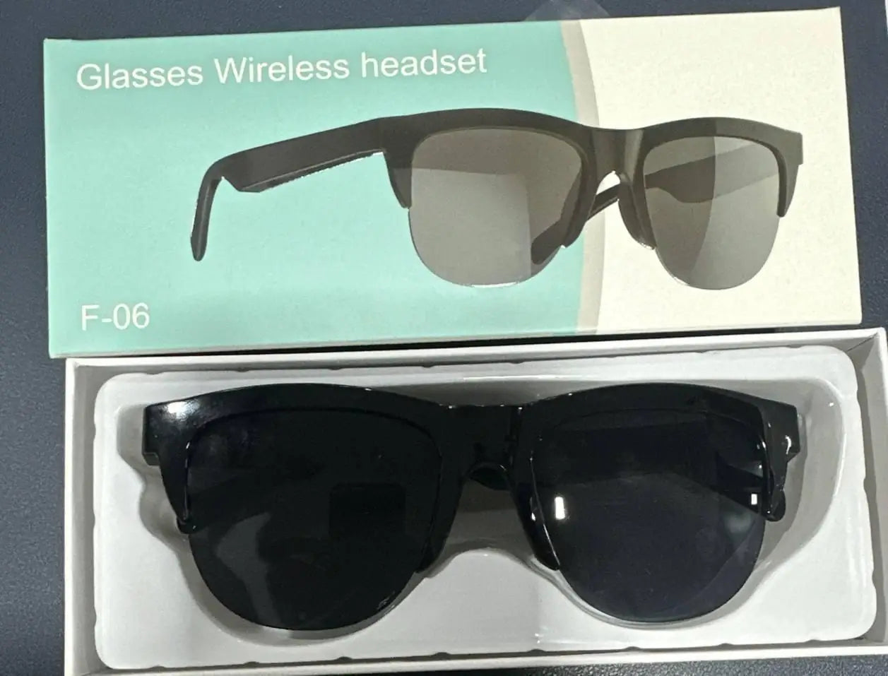 Wireless Bluetooth men's sunglasses with open-ear design, built-in speakers for music and hands-free calling, for men and women.