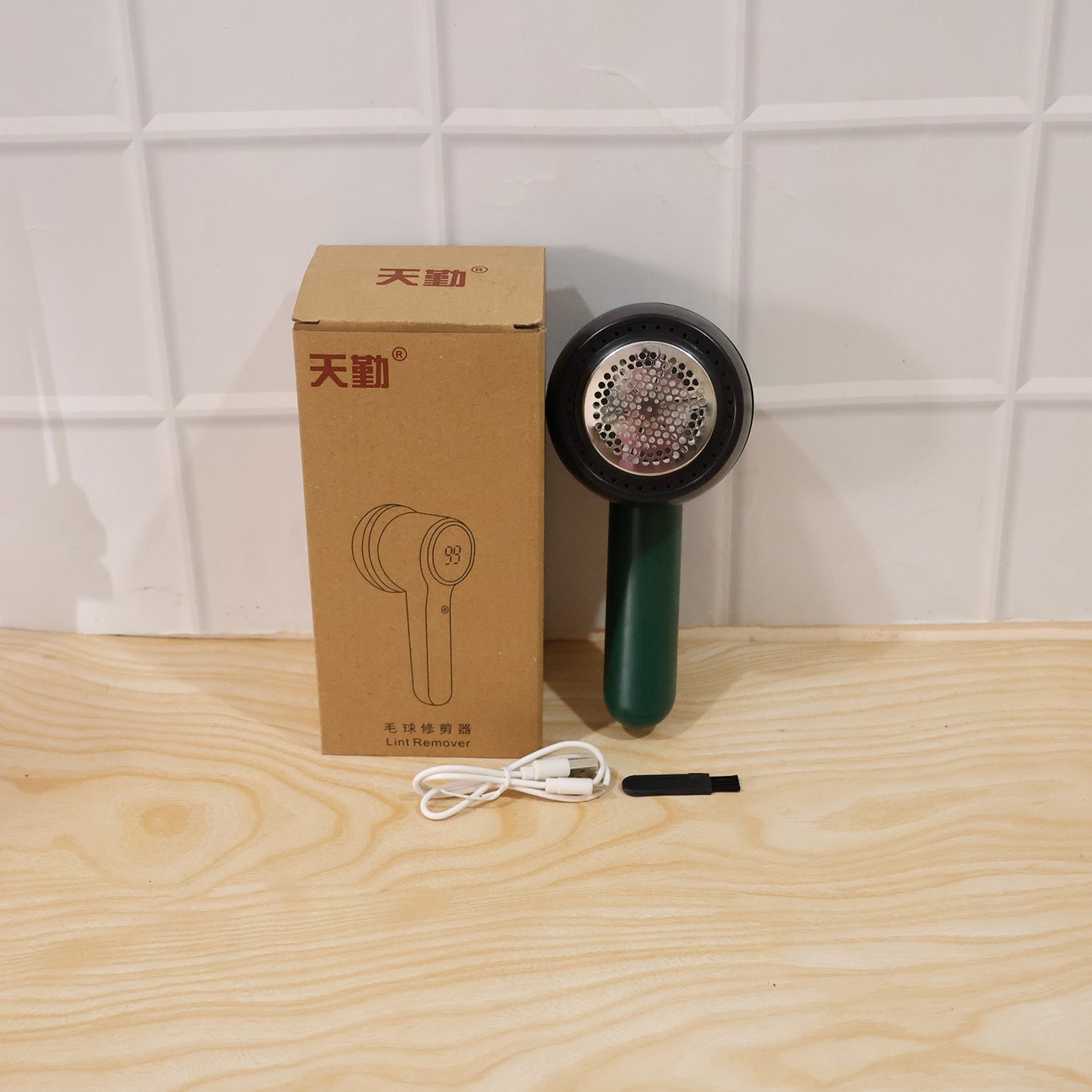 Wukusy rechargeable electric lint remover with cleaning brush, compact handheld device for removing lint from clothing and fabrics