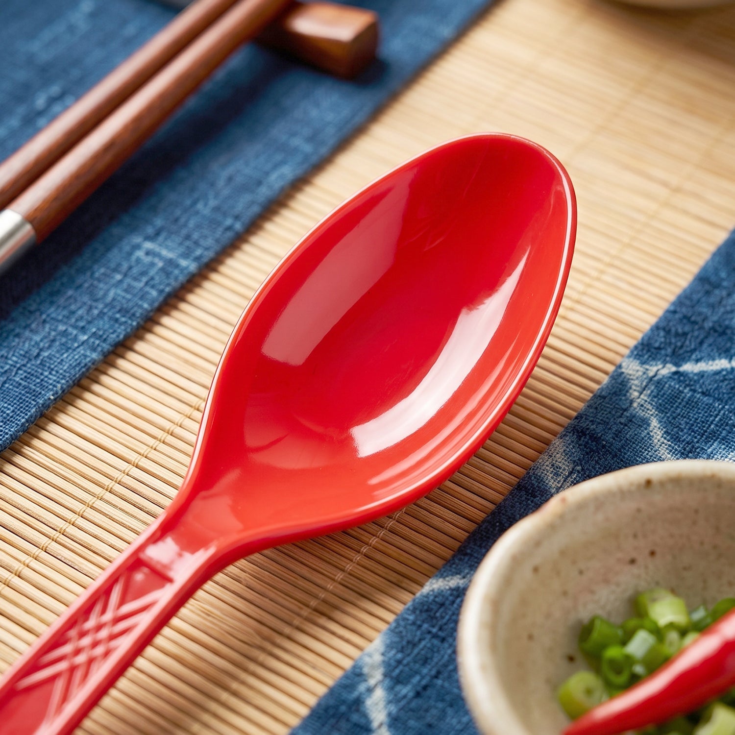 Set of 20 reusable plastic dinner spoons from Wukusy, unbreakable cutlery for everyday dining, displayed on a white background.