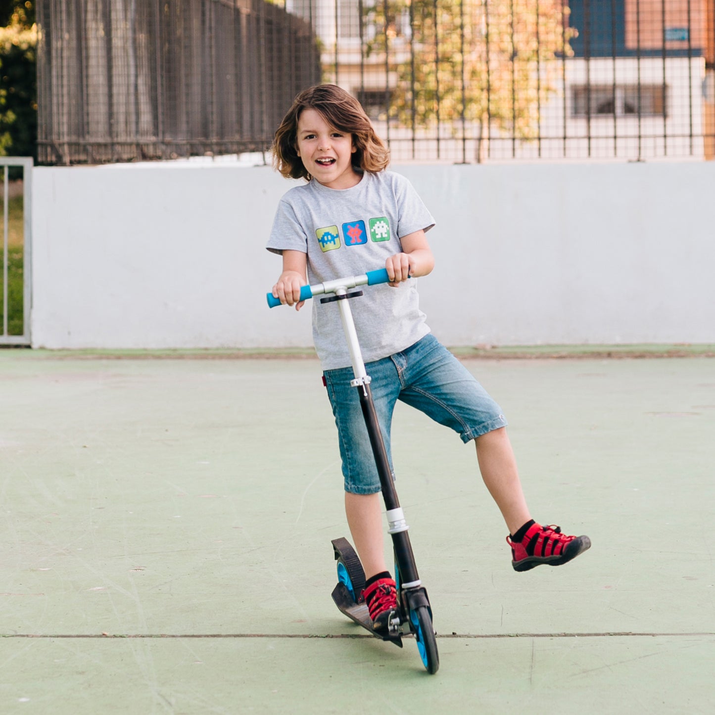 Wukusy foldable kids ride-on leg push scooter with multicolor design, adjustable height, two wheels, suitable for boys and girls aged 4-8.