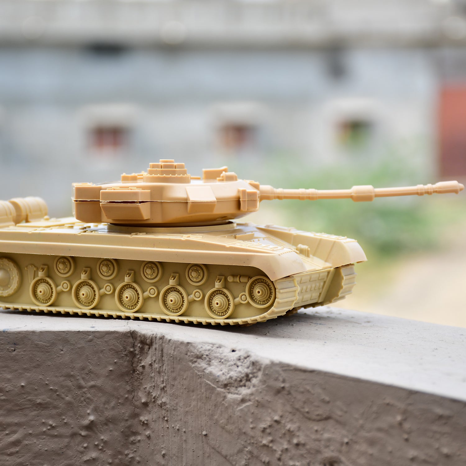 Wukusy 4466 pull-back army tank toy for kids, detailed green plastic military tank with moving parts and realistic design.