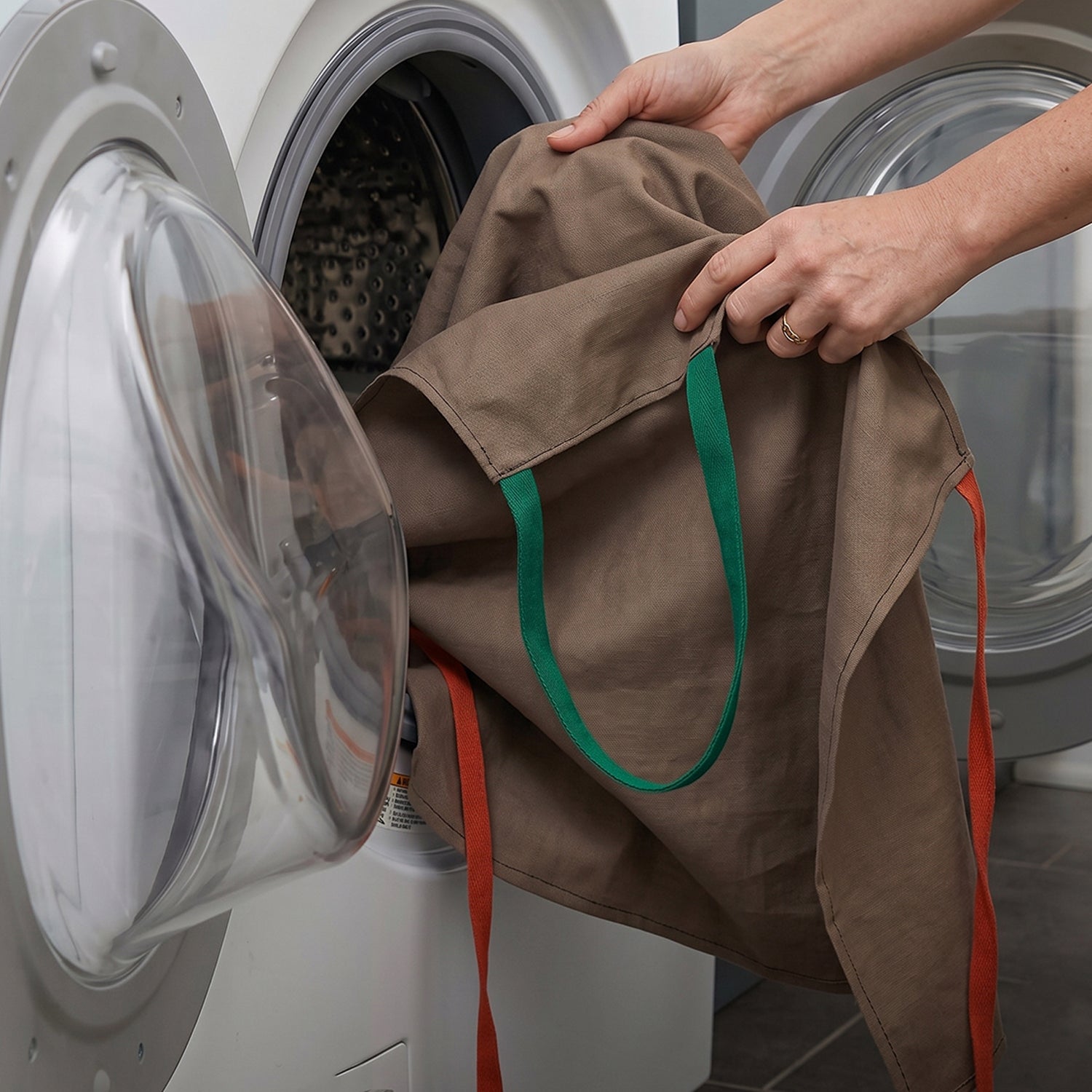 Wukusy waterproof kitchen apron with adjustable straps and pockets, ideal for cooking and baking.