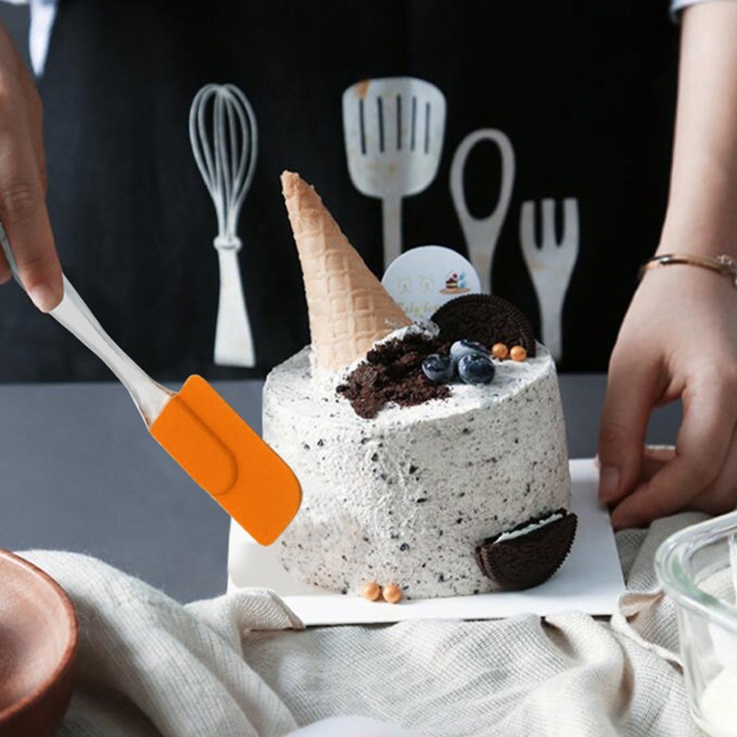 Wukusy 2-in-1 pastry brush and spatula set for baking, mixing, decorating, and grilling in a kitchen tool combo.