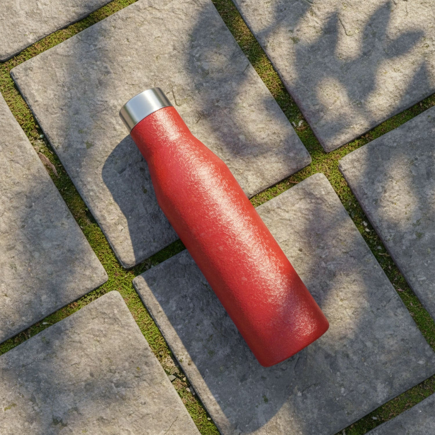 Red stainless steel water bottle by Wukusy, 1000ml capacity, with a sleek, insulated design and secure screw-top lid.