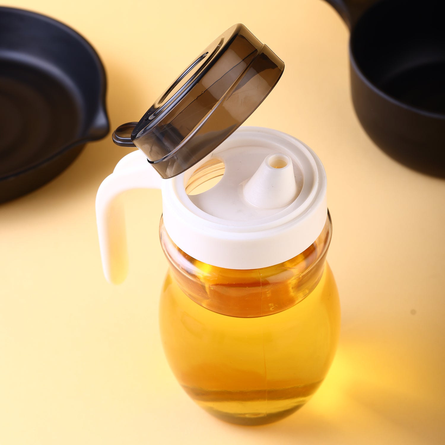 Stainless steel Wukusy 8127 oil dispenser with small nozzle, 650ml capacity, suitable for kitchen oil storage and pouring.