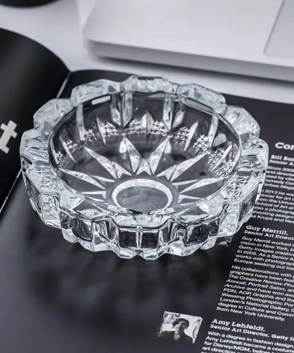 Wukusy crystal glass round ashtray with heavy-duty design and cigarette holder, suitable for smoking accessories.