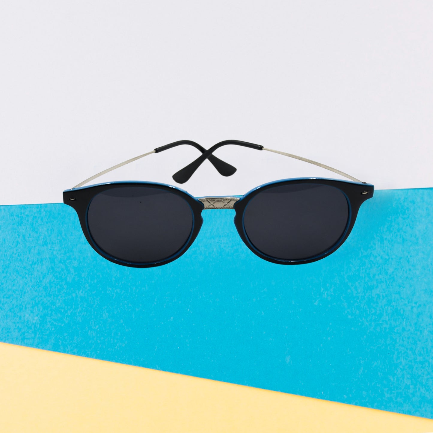 Wukusy fashion round sunglasses with UV protection, lightweight design for men and women, classic style, shown on a model.