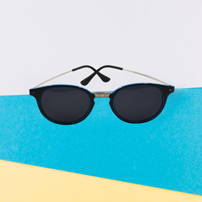 Wukusy fashion round sunglasses with UV protection, lightweight design for men and women, classic style, shown on a model.