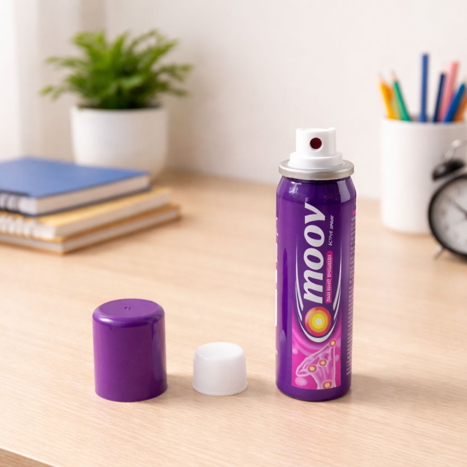 Wukusy Moov Spray for muscle pain relief, 35g, showing the spray bottle with nozzle and label on a white background.