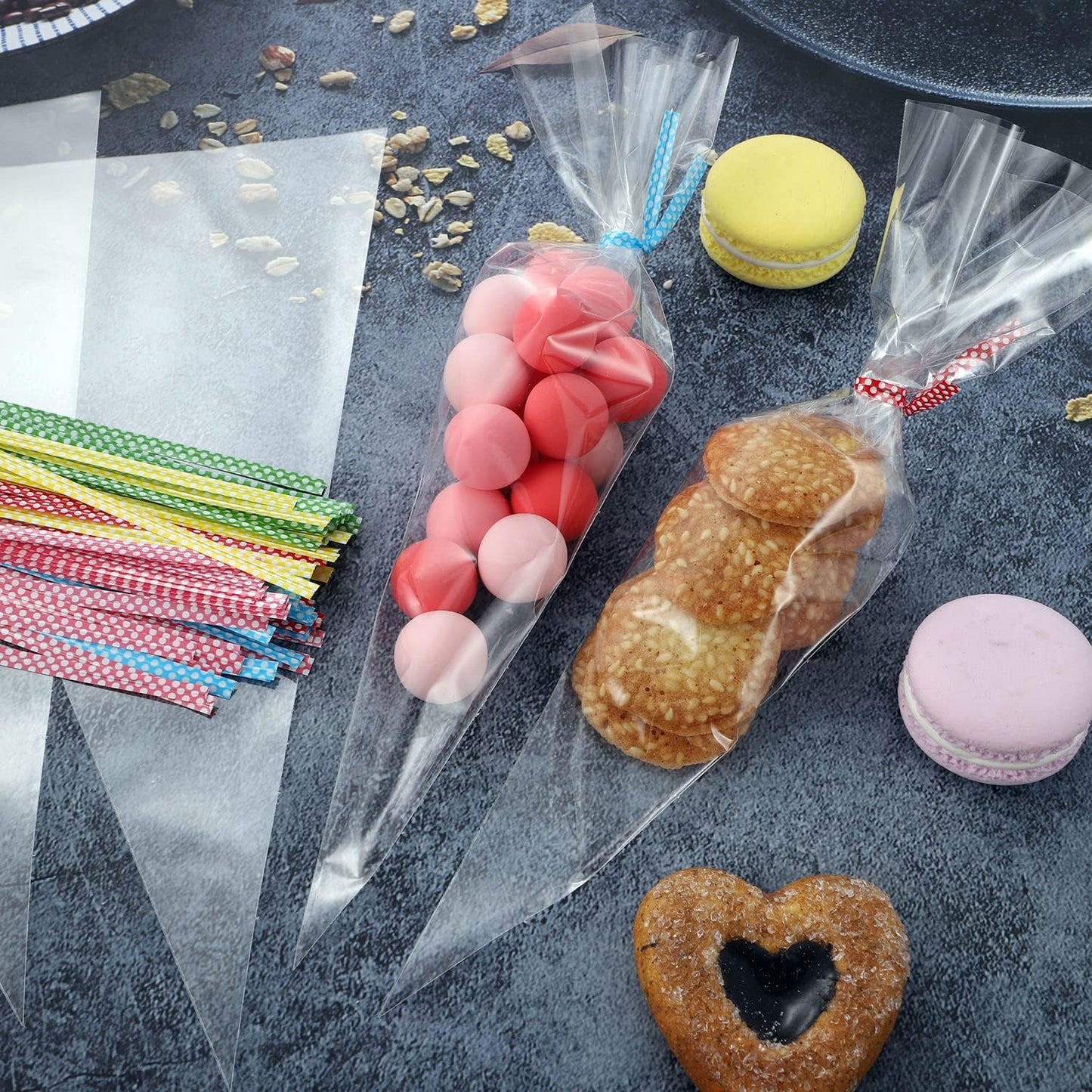 Set of 100 small disposable piping bags from Wukusy, ideal for cake decorating and pastry work, shown in the image.