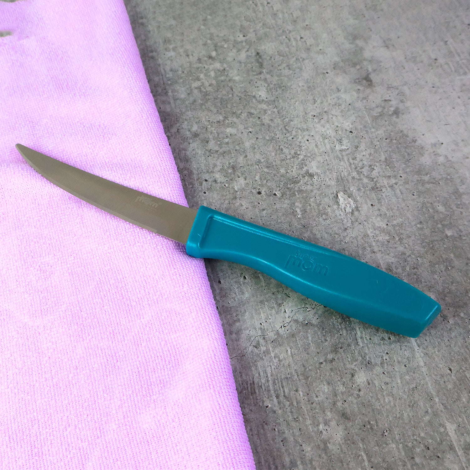 Wukusy Supermom stainless steel vegetable knife with ergonomic handle, ideal for chopping and slicing vegetables in the kitchen.