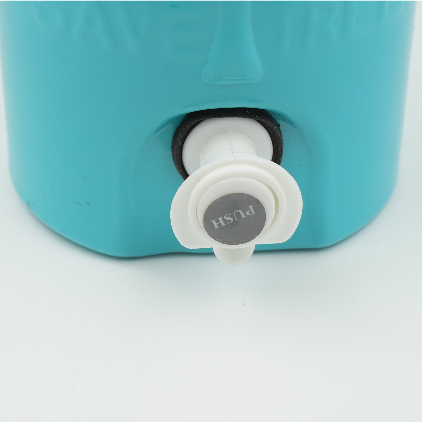 Wukusy insulated plastic water jug with sturdy handle and tap, 3000 ml capacity, ideal for camping and home water storage.