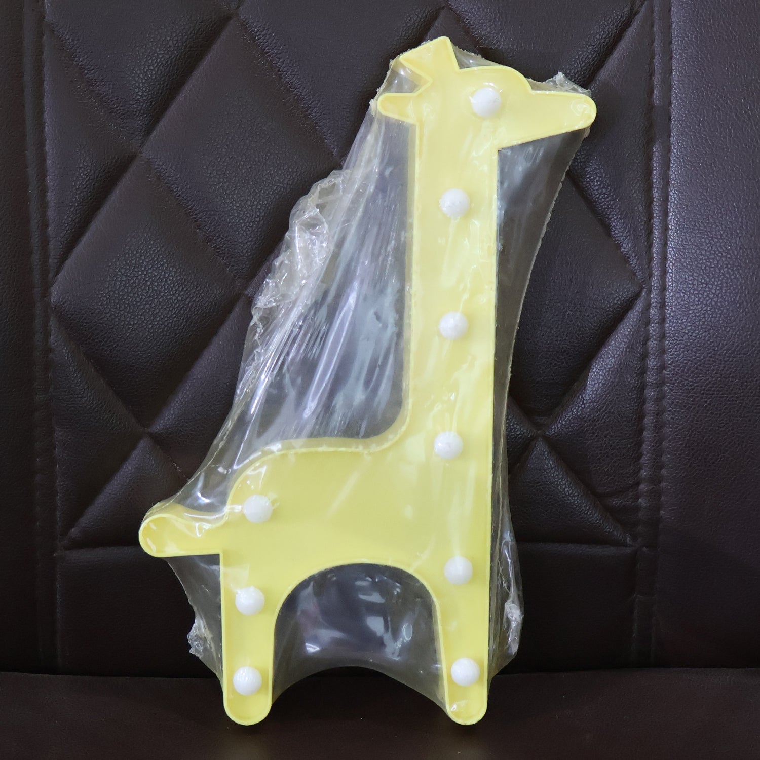 Giraffe-shaped LED night light by Wukusy, decorative home decor with soft lighting, designed for children’s bedrooms and nurseries.