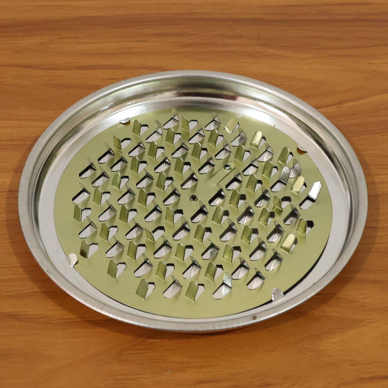 Wukusy round metal mosquito coil stand with three legs, designed to hold mosquito coils securely for outdoor or indoor use.
