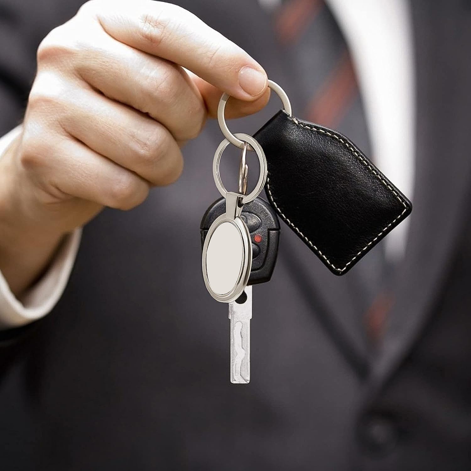 Wukusy elegant oval-shaped metal keychain with a smooth finish, designed for personal use and everyday carrying.