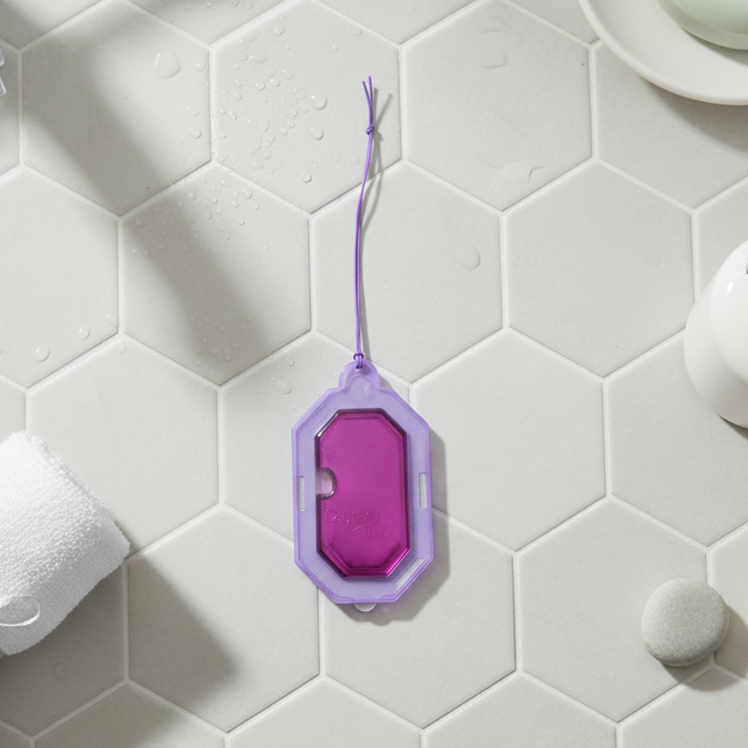 Wukusy lavender gel hanging bathroom air freshener with 9.5g gel in a transparent plastic container, hanging from a bathroom hook