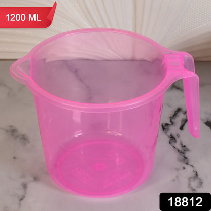 Transparent plastic round bath water mug with 1200ml capacity in mixed colors, ideal for home and kitchen use.
