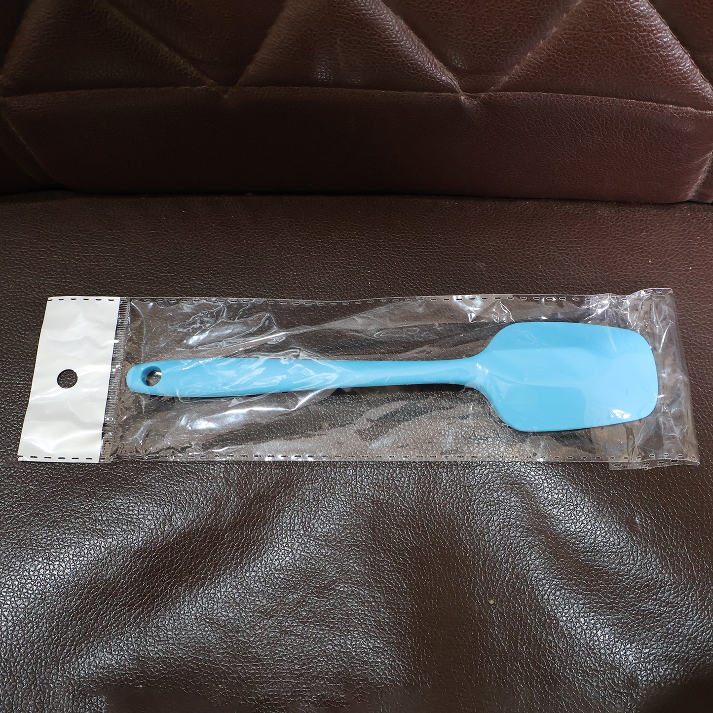 Wukusy silicone spatula for baking and cooking, black heat-resistant kitchen utensil with flexible silicone head and handle.