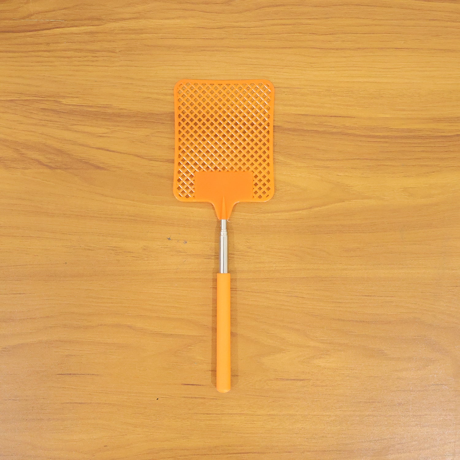 Wukusy multipurpose plastic fly swatter with extendable 63 cm handle, shown in use for pest control.