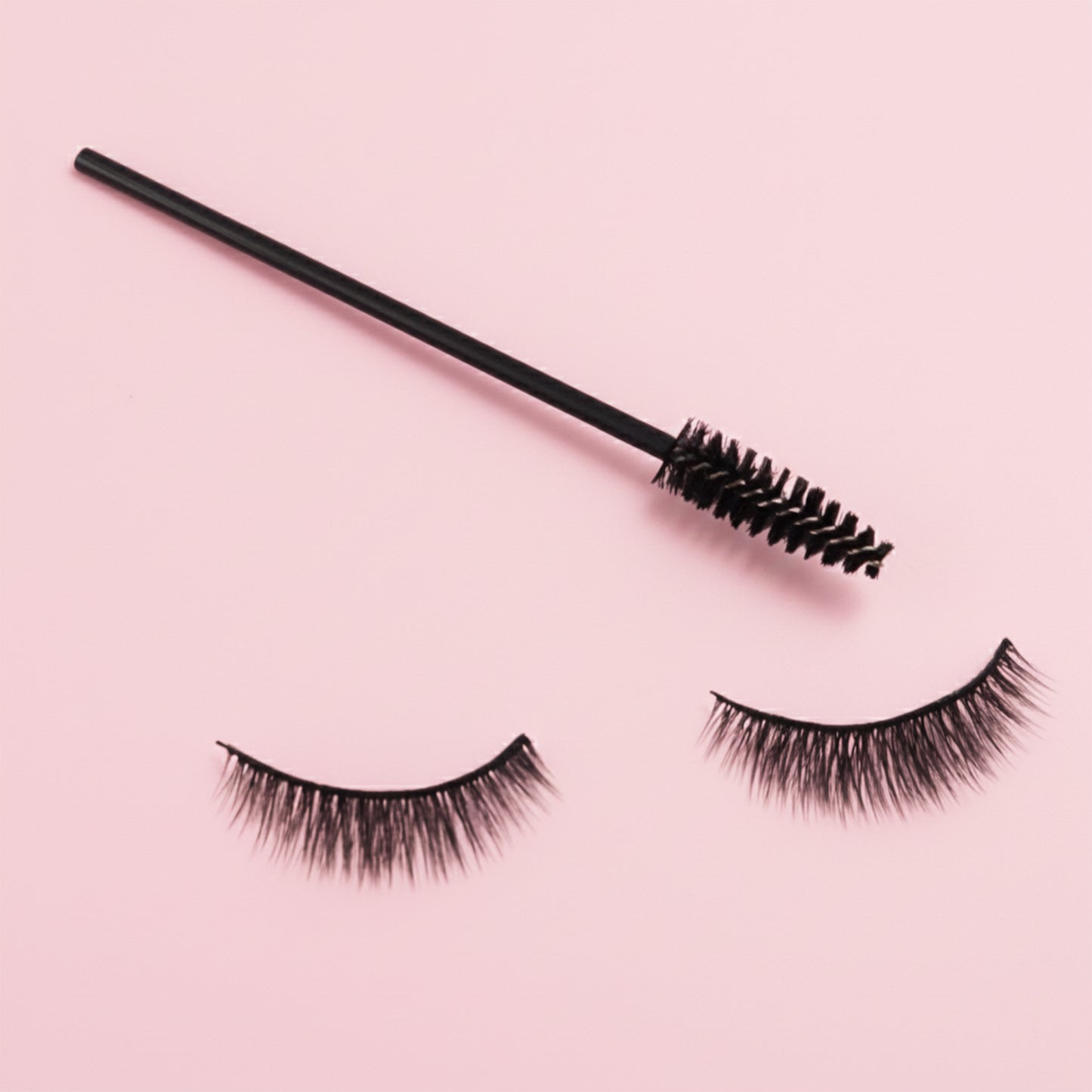 Wukusy premium 3D mink eyelash set featuring full, wispy, natural-looking false eyelashes for a dramatic eye enhancement.