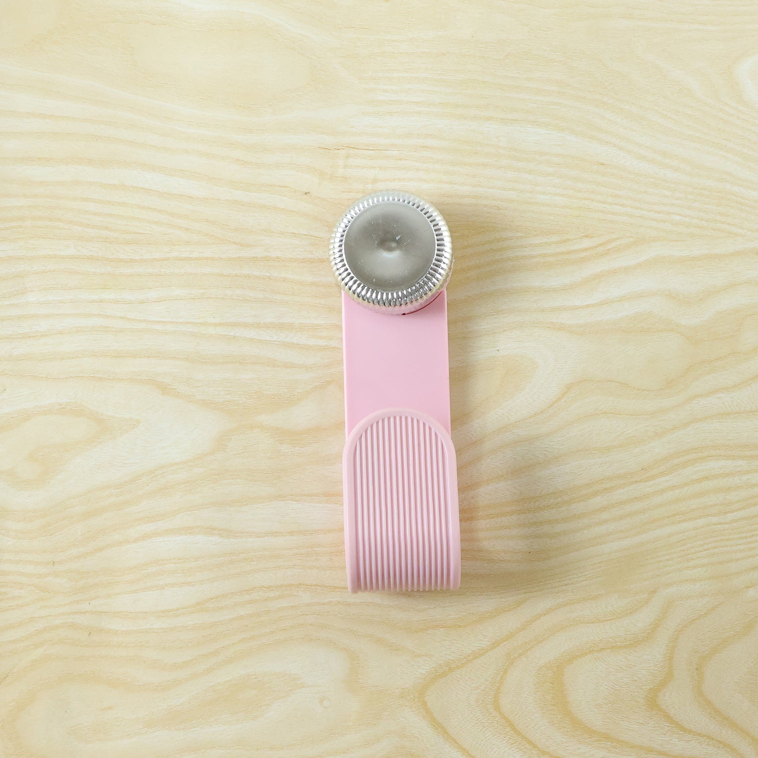 Wukusy adjustable anti-slip pot lid holder clip holding a pot lid securely on a kitchen countertop