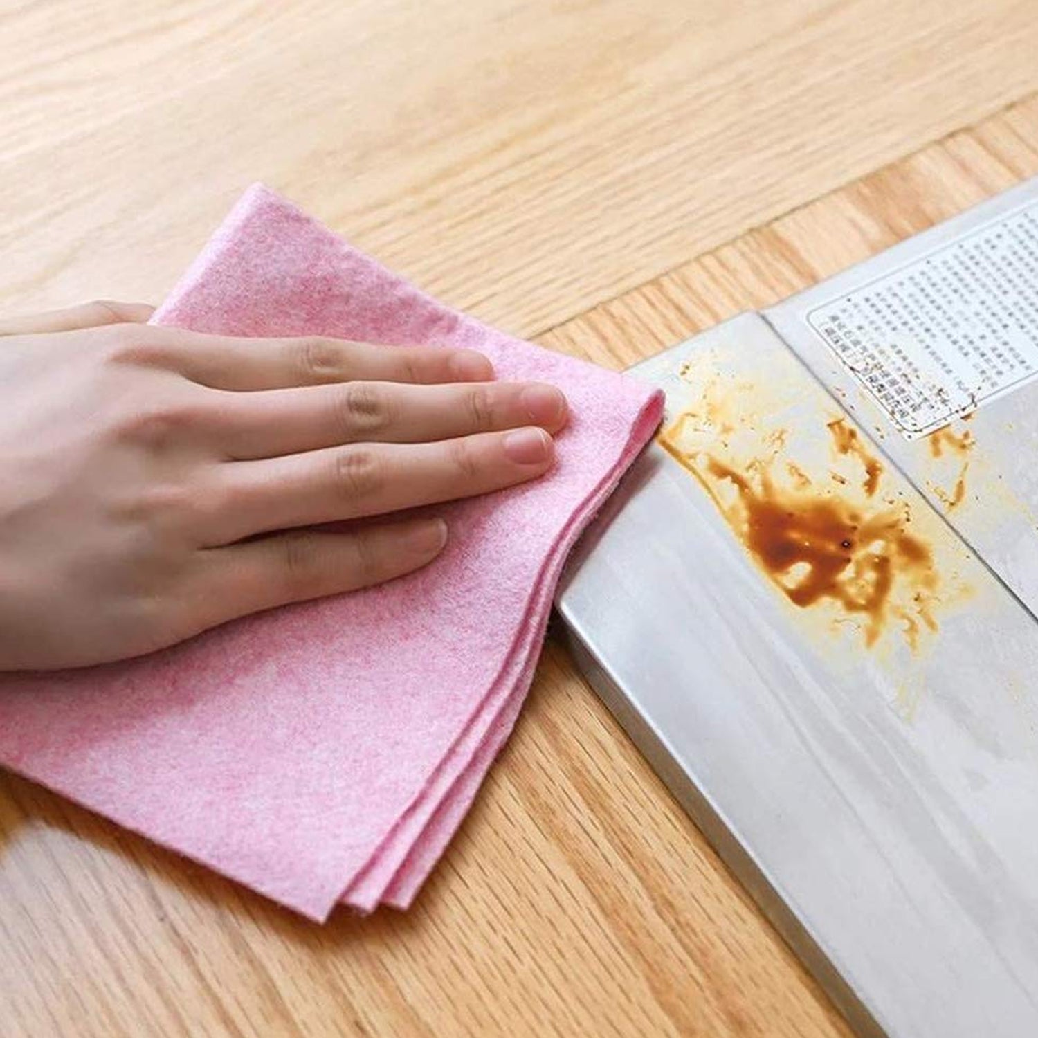 Wukusy super absorbent cleaning cloths, 2-piece set, soft microfiber fabric ideal for kitchen and household cleaning tasks.