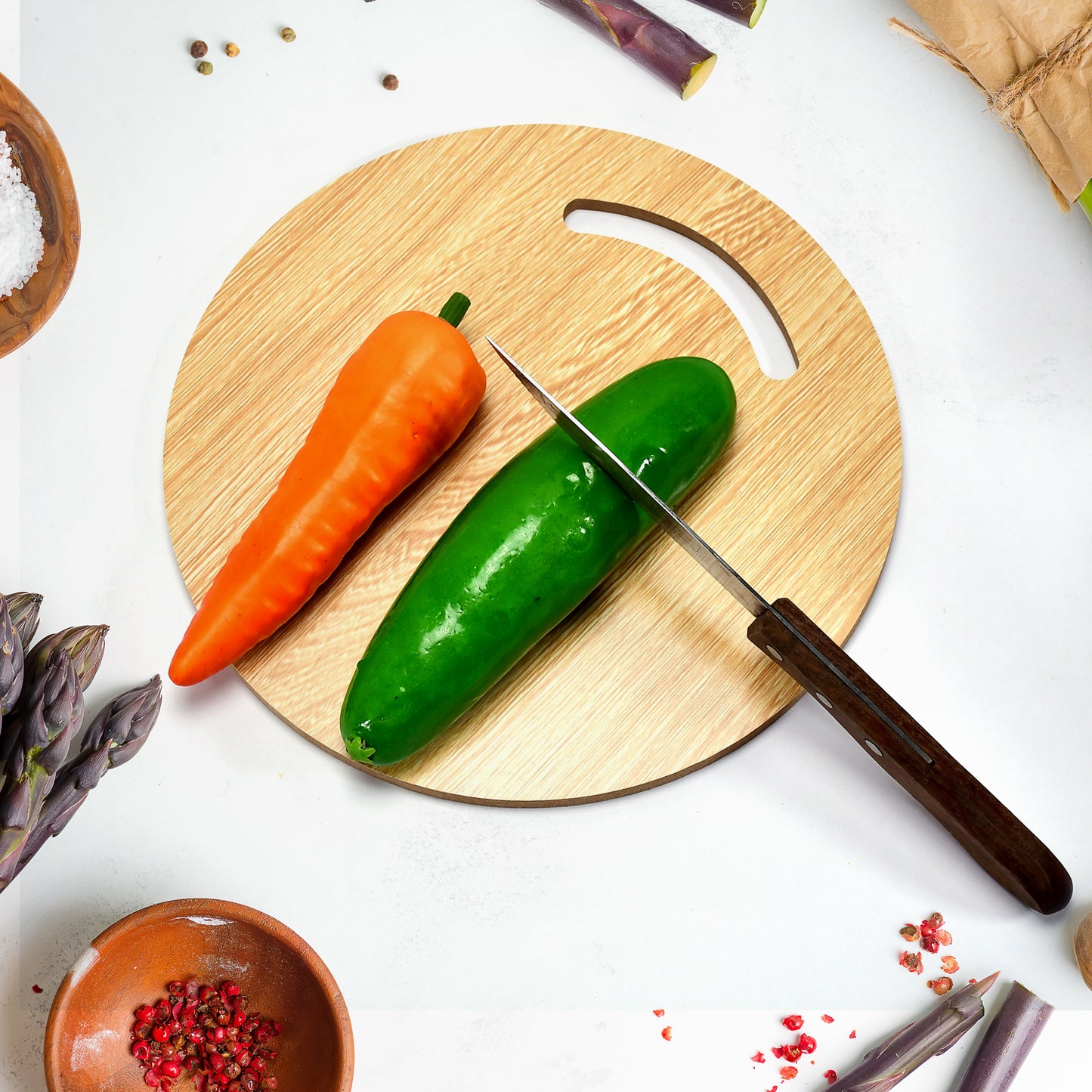 Wukusy 7123 wooden round chopping board for chopping fruit and vegetables, natural wood surface with smooth edges.