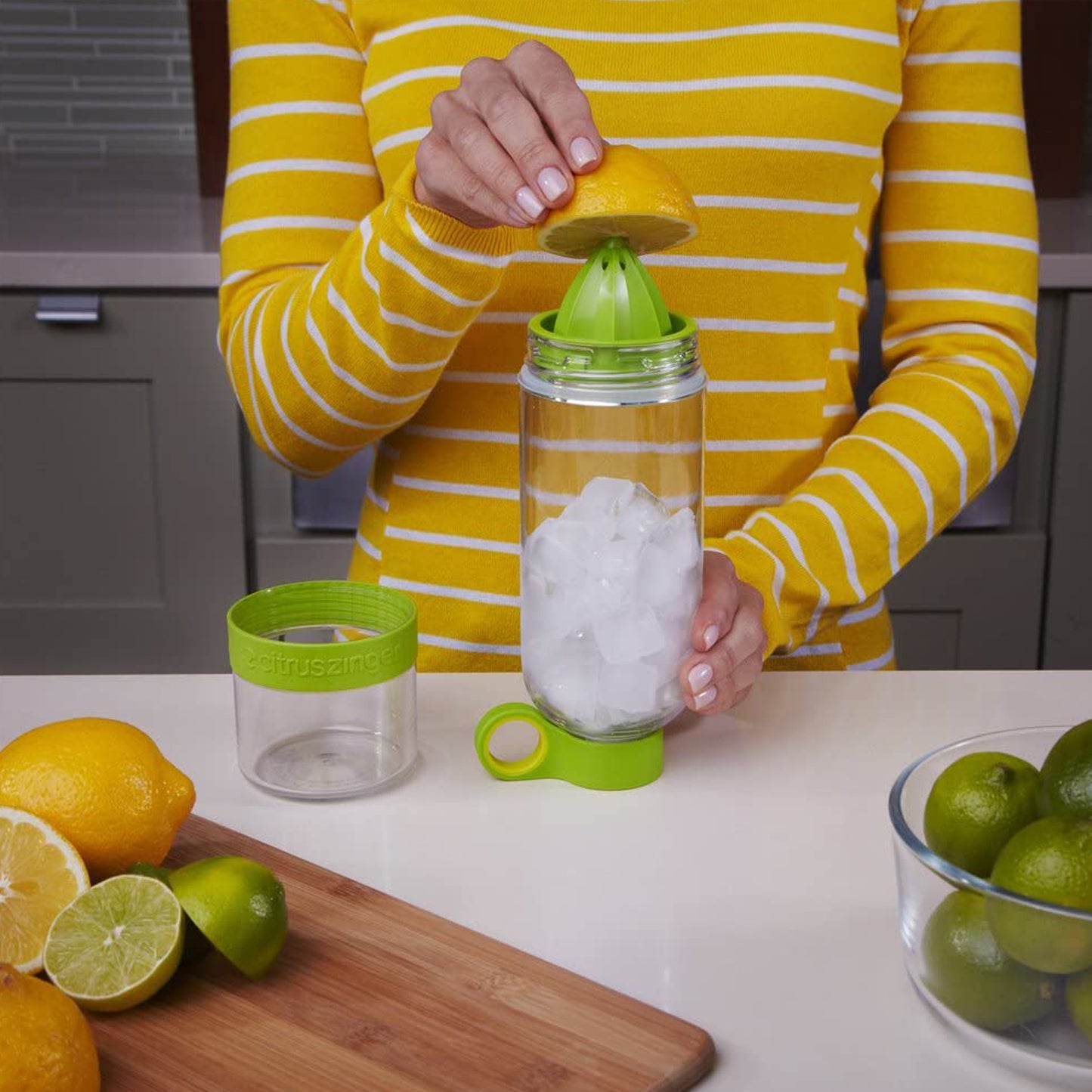 Wukusy Citrus Juicer Bottle with infuser for fresh juice making, clear plastic sports bottle for instant citrus juice.