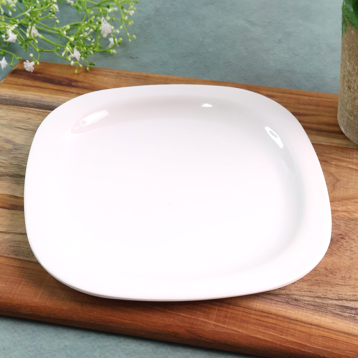 Wukusy premium square dinner plate, 32 cm, made of ceramic, clean white design, perfect for serving meals in home and kitchen settings.