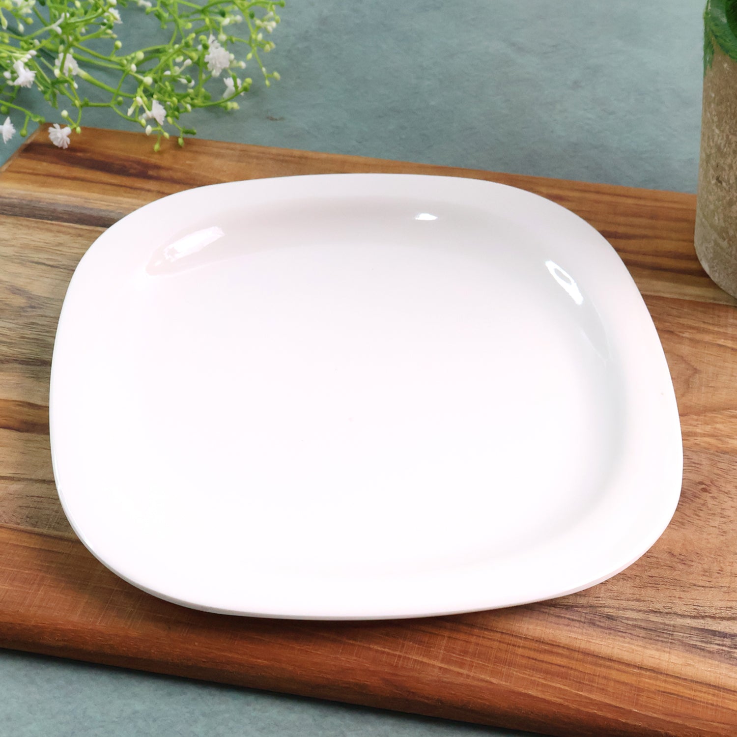 Wukusy premium square dinner plate, 32 cm, made of ceramic, clean white design, perfect for serving meals in home and kitchen settings.