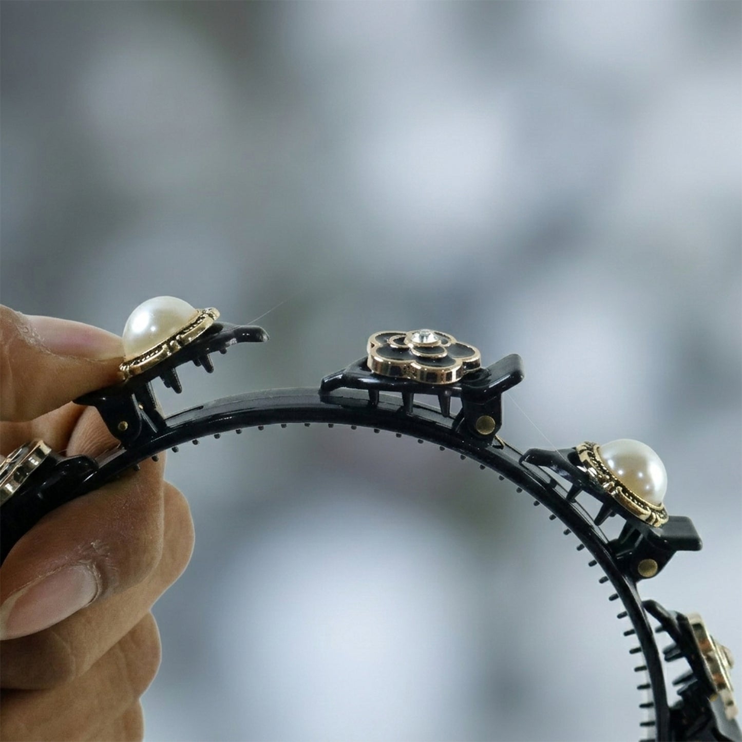 Elegant pearl design hair headband by Wukusy, featuring a stylish and fancy accessory with pearl accents for hair decoration.