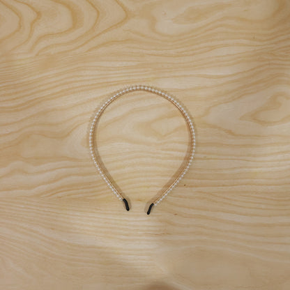 Wukusy premium pearl-embellished slim hairband with decorative pearls, perfect for elegant hairstyles and special occasions.