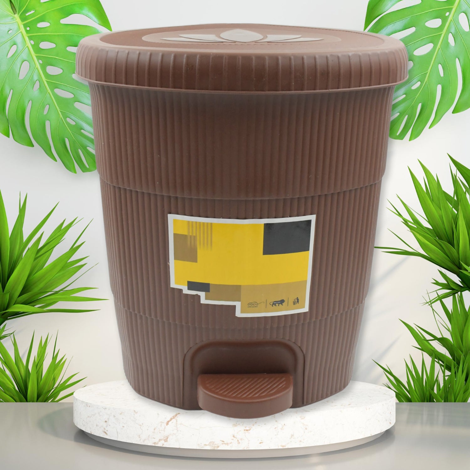 Wukusy mini plastic pedal dustbin for kitchen, office, or car use, featuring a small, compact design with a foot pedal for easy waste disposal.
