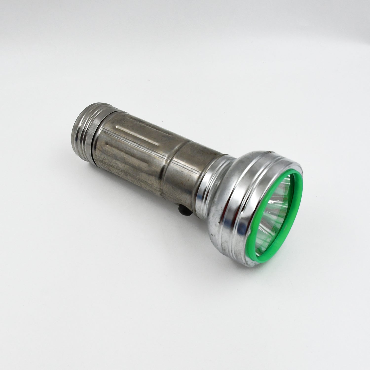 Wukusy 8553 nostalgic outdoor portable iron flashlight with simple vintage design for home improvement and outdoor use
