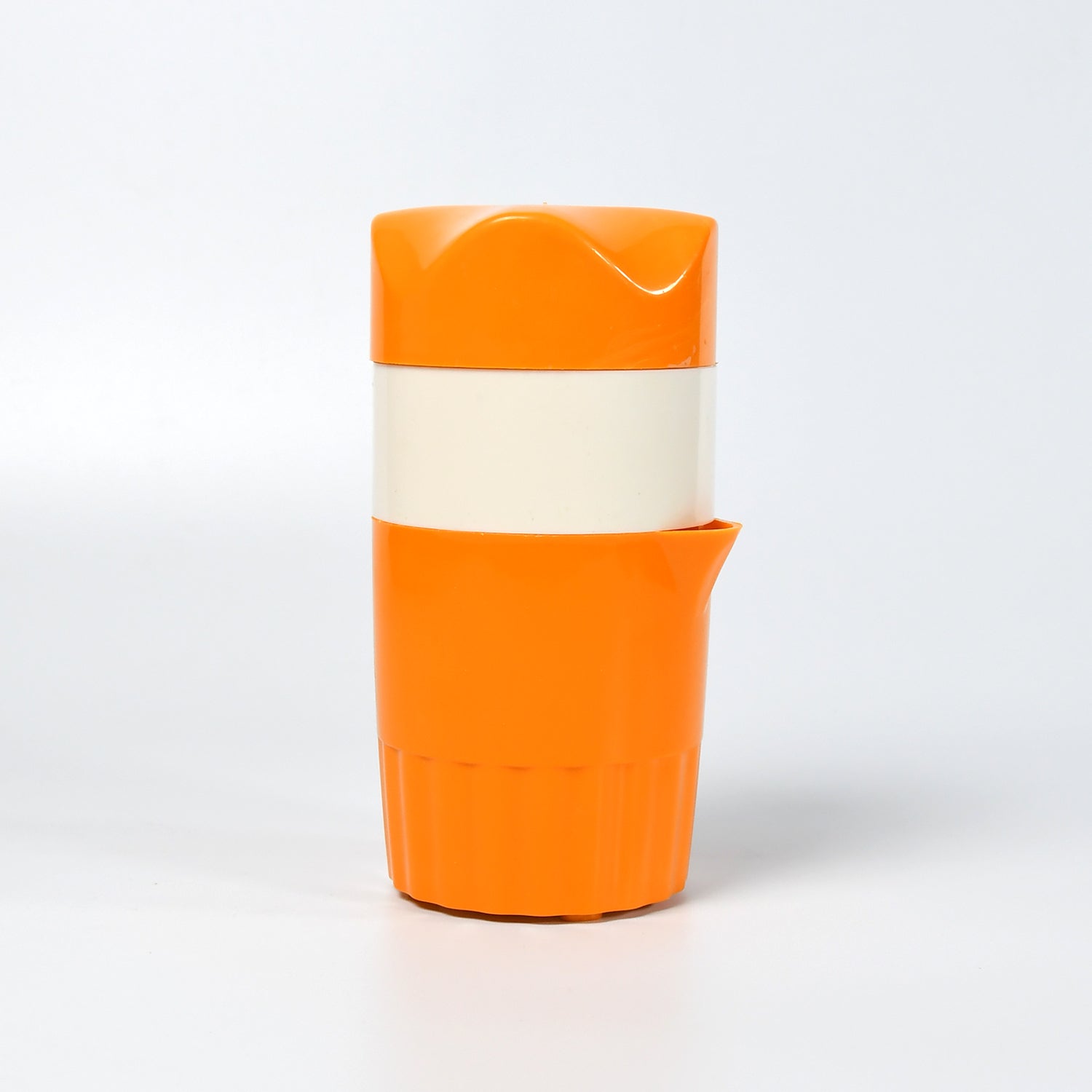 Wukusy manual handheld citrus juicer for oranges and lemons, featuring a compact fruit press and squeeze extractor.