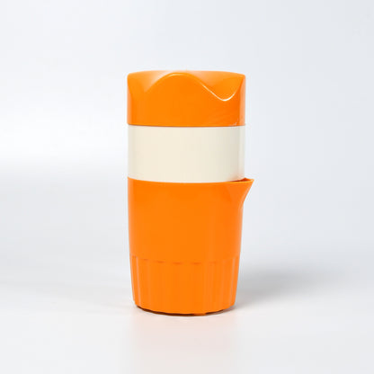 Wukusy manual handheld citrus juicer for oranges and lemons, featuring a compact fruit press and squeeze extractor.