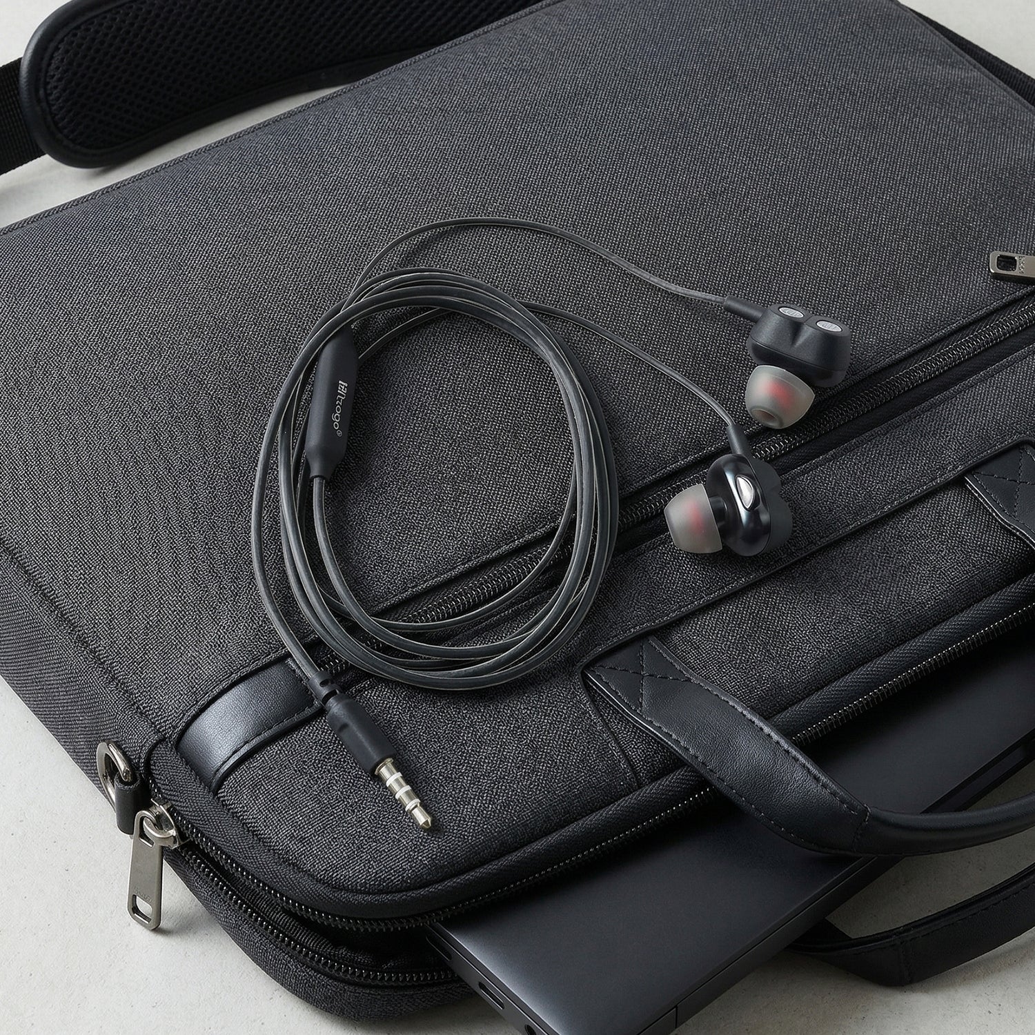 Wukusy high bass stereo sound wired in-ear earphones with black earbuds and inline microphone for clear audio and calls.